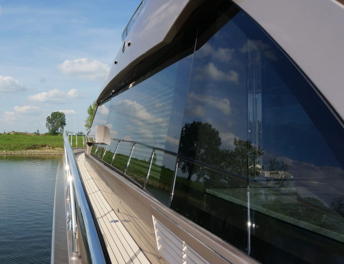 Side windows of the Phantom 79 (P-Series)