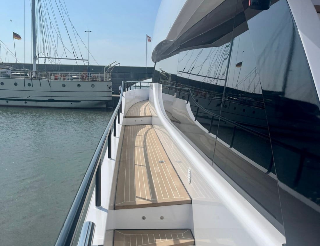 Windows of the Phantom Expedition 80 Flybridge (P-Series) outside