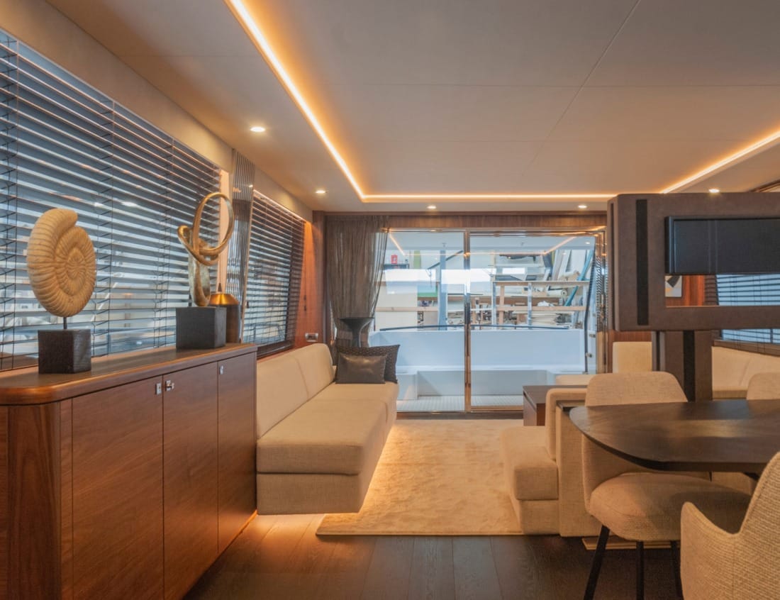 Interior Phantom Expedition 80 Flybridge (P-Series) with lounge and dining area.