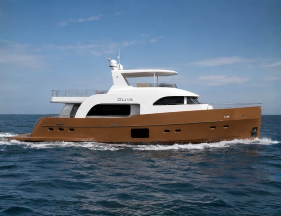 VDHY Explorer 2100 (EX-Series) cruising at sea.