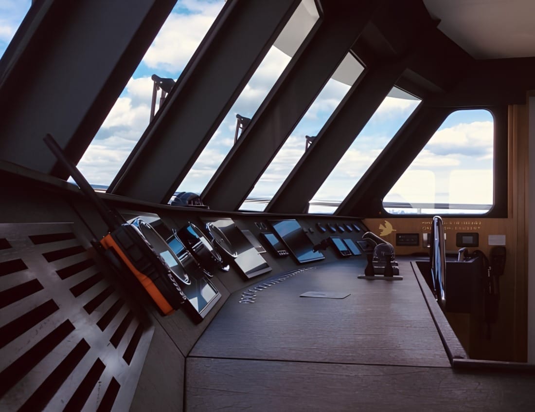 Helm station of a VDHY Explorer 2100 (EX-Series) with navigation screens.