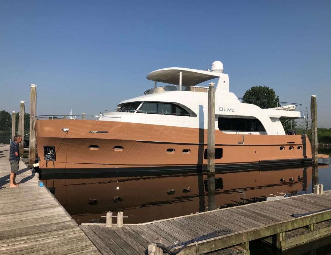 VDHY Explorer 2100 yacht (EX-Series) docked at a marina.