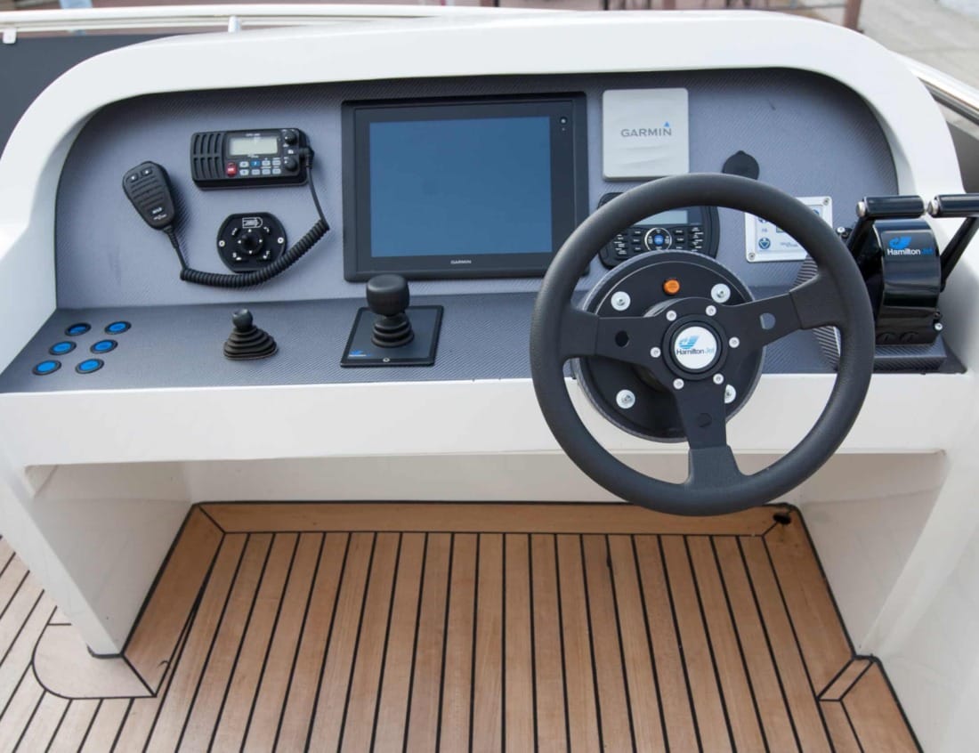Helm station of a Superior 2100 Van der Heijden Yachts with steering wheel and navigation screen