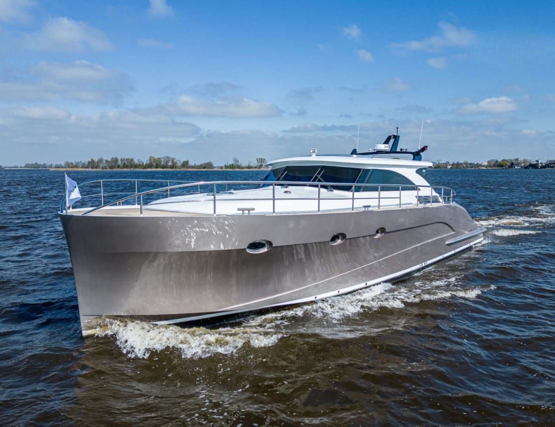 Exclusive Deluxe 1600 - Exclusive Series cruising on the water