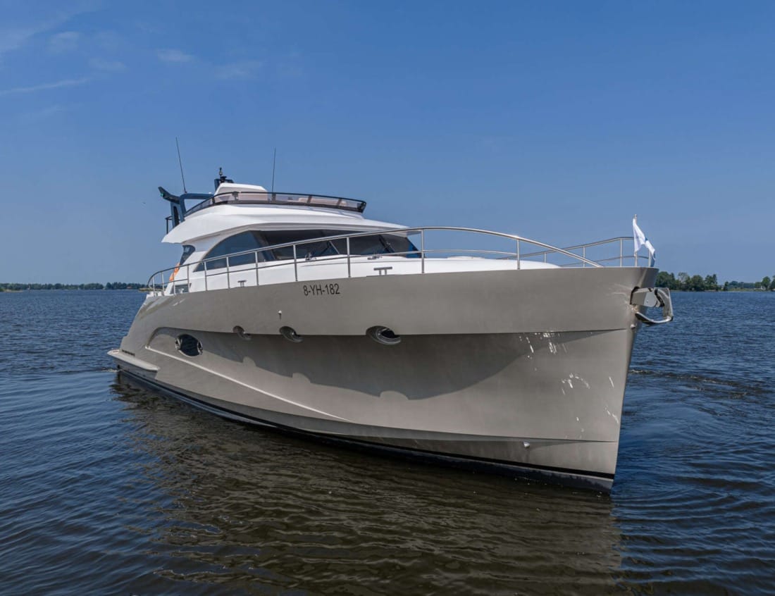 Exclusive Deluxe 2000 Sportbridge - Exclusive Series cruising on the water