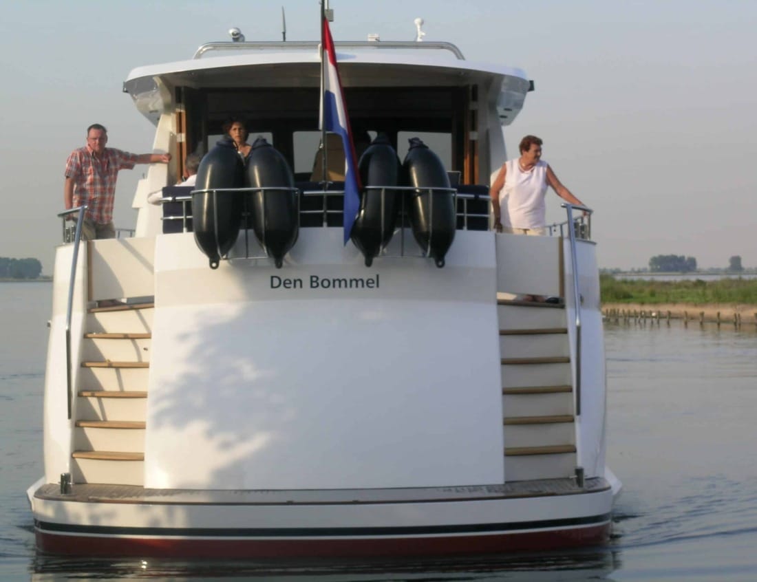 Dynamic Deluxe 1800 - Dynamic Series with aft deck, fenders and Dutch flag