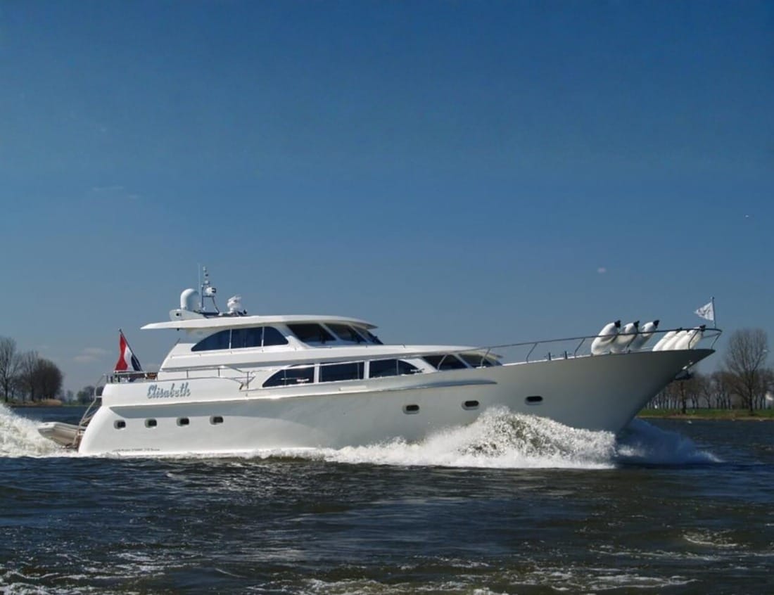 Dynamic Deluxe 2100 - Dynamic Series cruising on the water