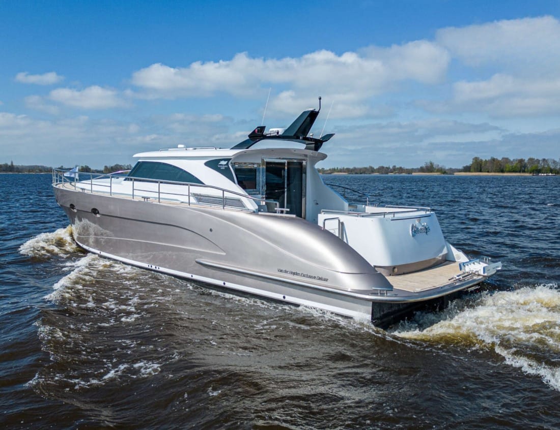 Exclusive Deluxe 1600 - Exclusive Series cruising on the water