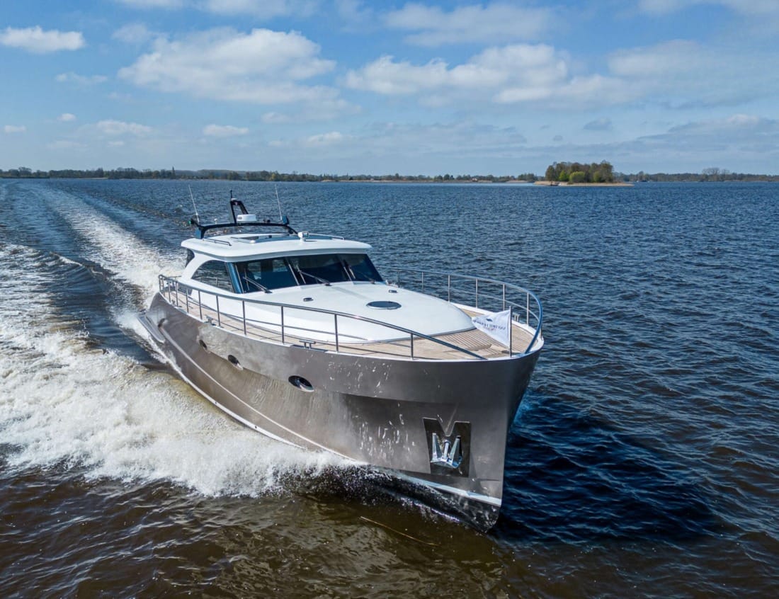Exclusive Deluxe 1600 - Exclusive Series cruising on the water.