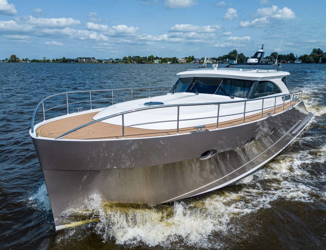 Exclusive Deluxe 1700 - Exclusive Series cruising on the water
