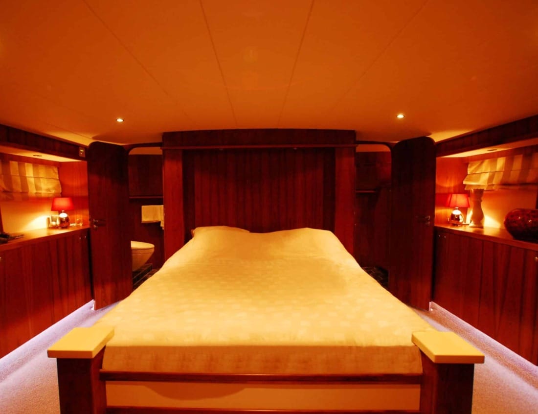 Bedroom of a Dynamic Deluxe 2100 - Dynamic Series