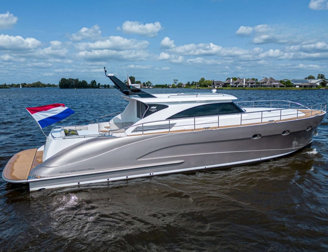 Exclusive Deluxe 1700 - Exclusive Series cruising on the water