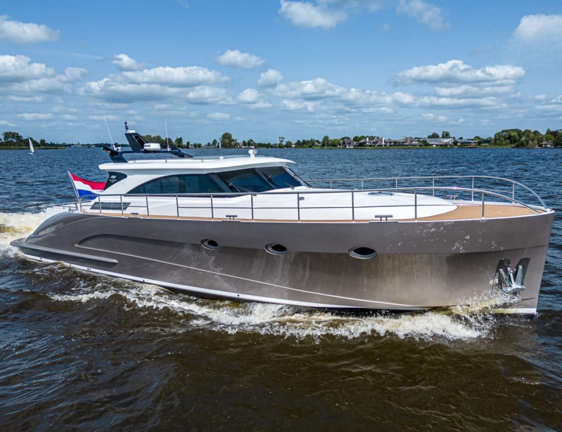 Exclusive Deluxe 1700 - Exclusive Series cruising on the water
