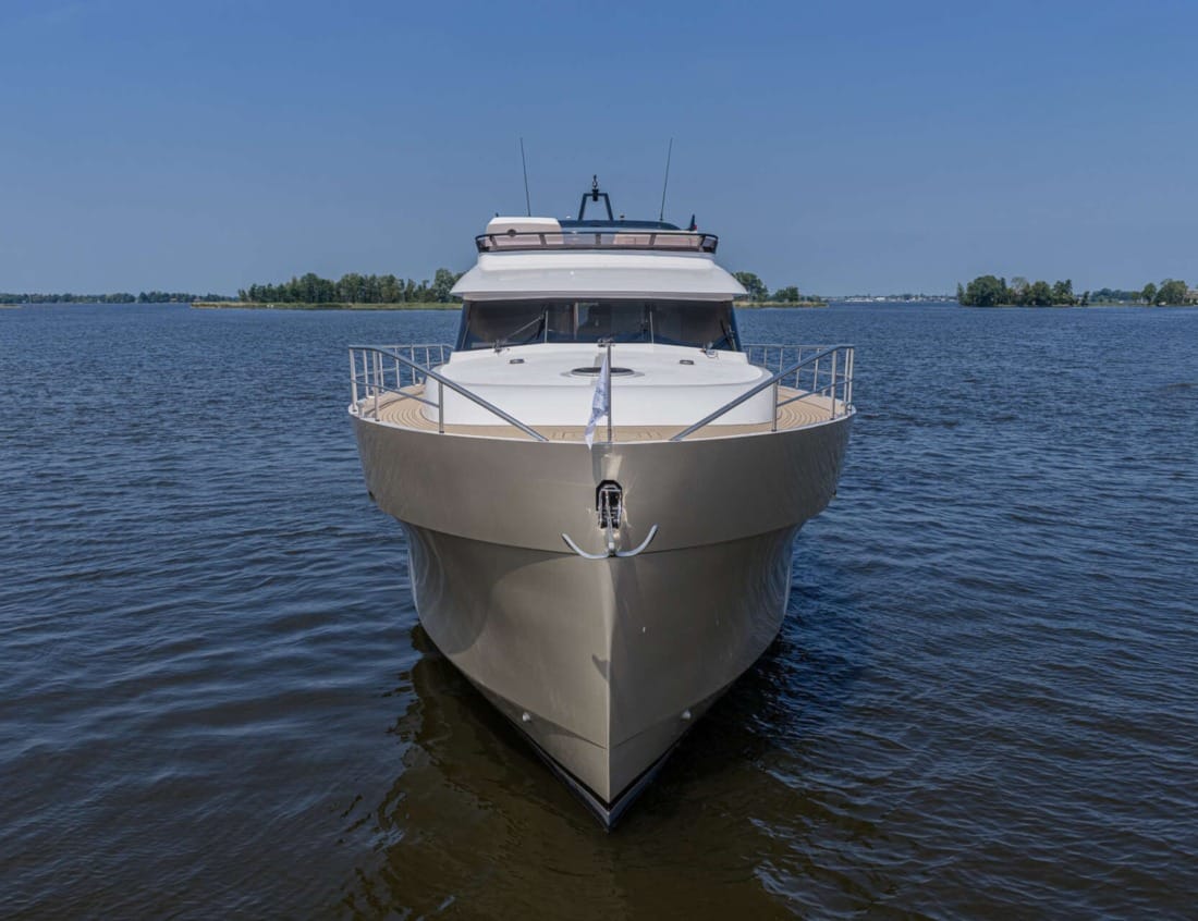 Exclusive Deluxe 2000 Sportbridge - Exclusive Series cruising on the water