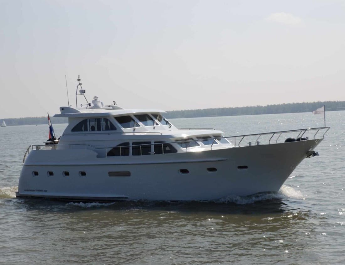 Dynamic Deluxe 1500 - Dynamic Series cruising on the water