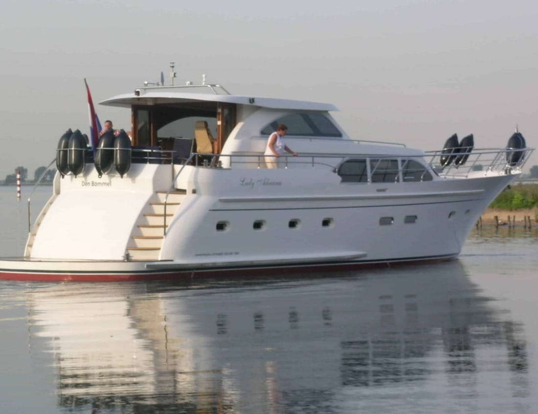 Dynamic Deluxe 1800 - Dynamic Series with aft deck, fenders and Dutch flag