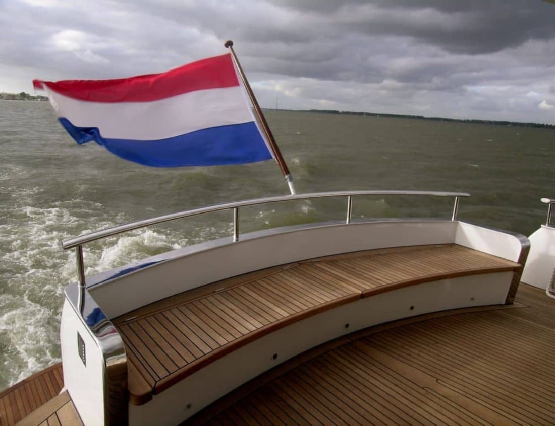 Dynamic Deluxe 2100 - Dynamic Series cruising on the water with Dutch flag.
