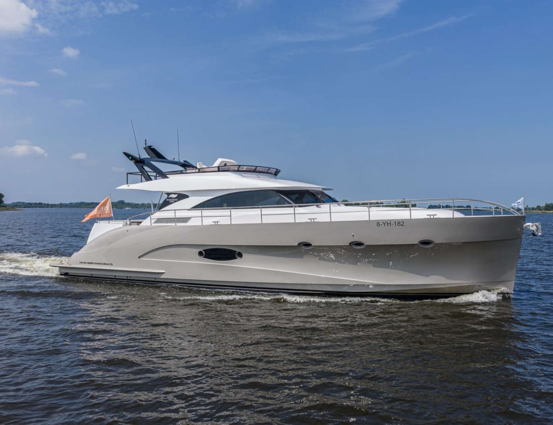 Exclusive Deluxe 2000 Sportbridge - Exclusive Series cruising on the water