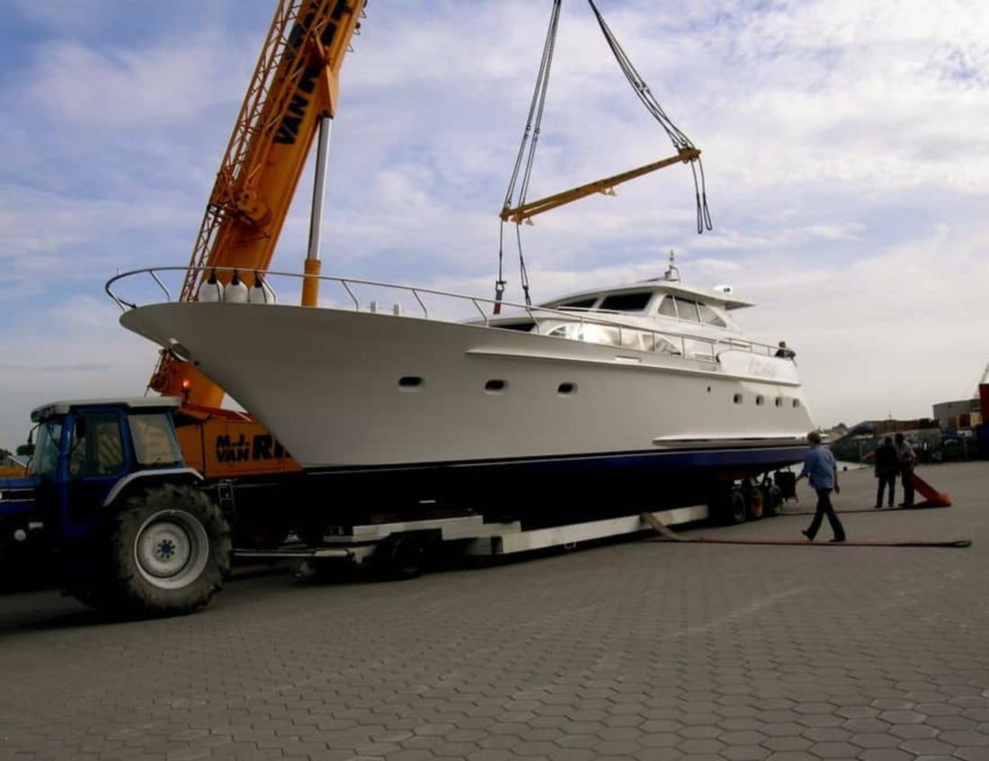 Dynamic Deluxe 2100 - Dynamic Series on a transport trailer being lifted by a crane.