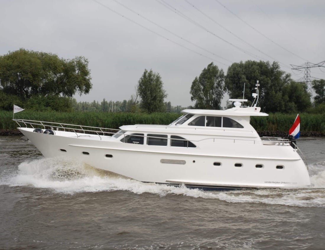 Dynamic Deluxe 1500 - Dynamic Series cruising on the water