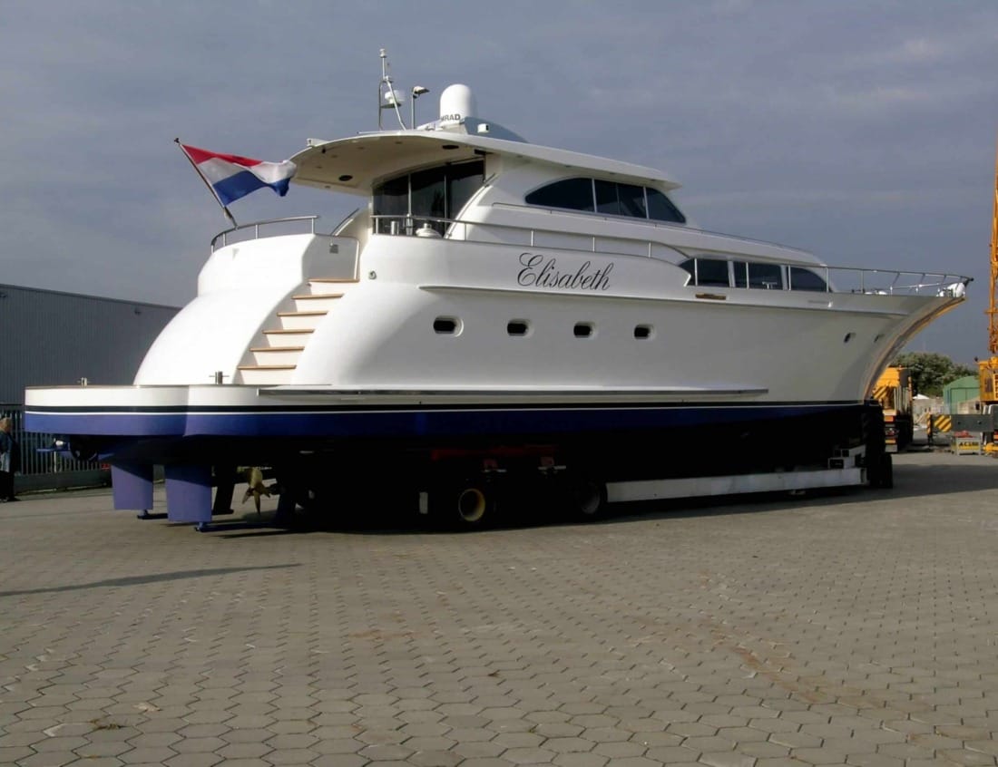 Dynamic Deluxe 2100 - Dynamic Series on a transport trailer