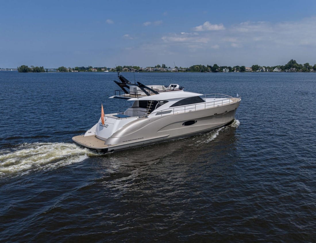 Exclusive Deluxe 2000 Sportbridge - Exclusive Series cruising on the water