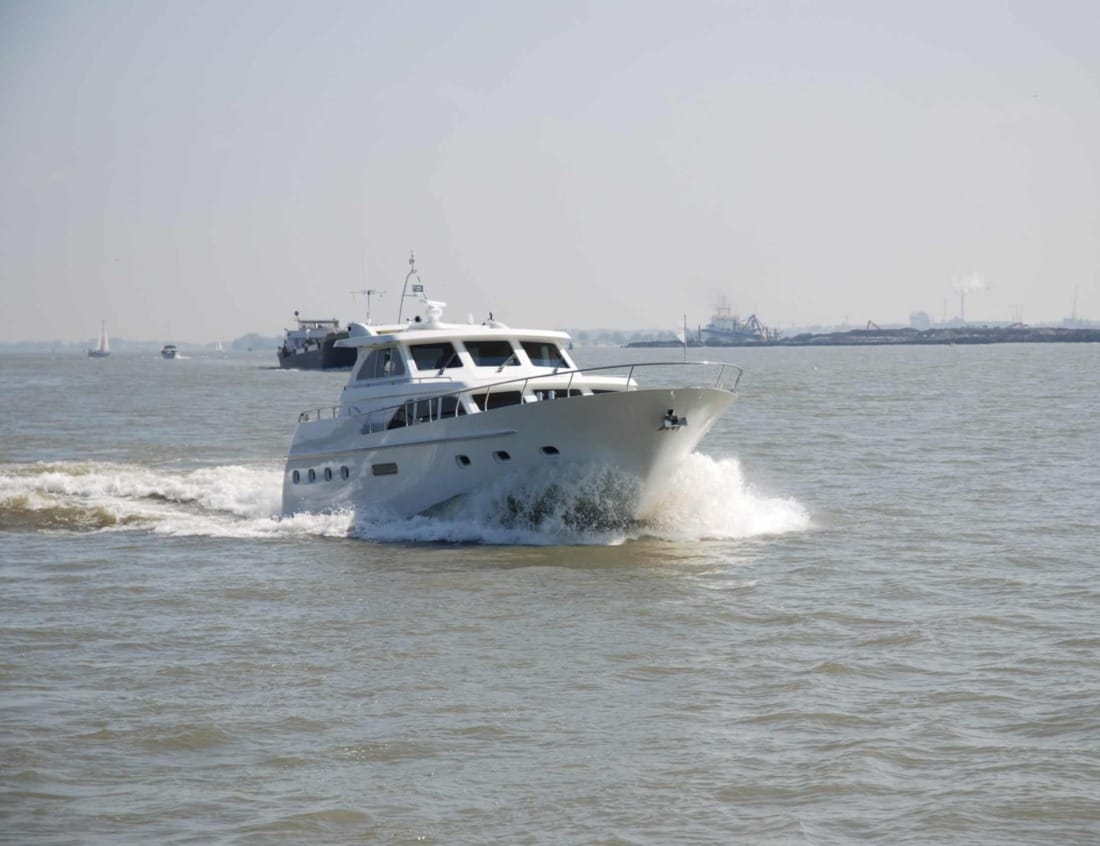 Dynamic Deluxe 1500 - Dynamic Series cruising on the water