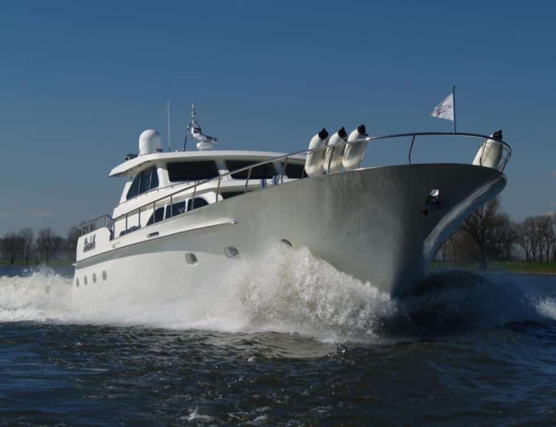Dynamic Deluxe 2100 - Dynamic Series cruising on the water