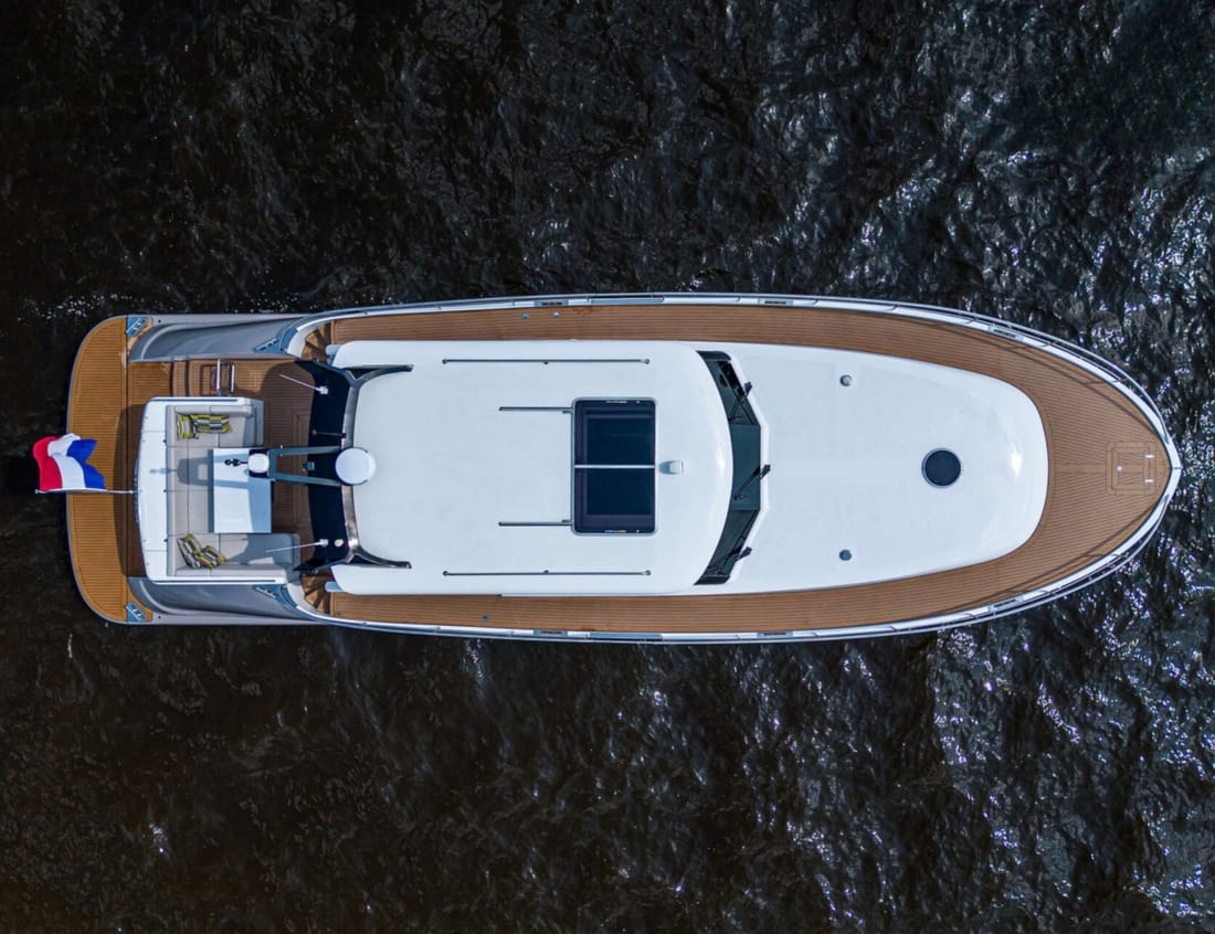 Exclusive Deluxe 1700 - Exclusive Series cruising on the water