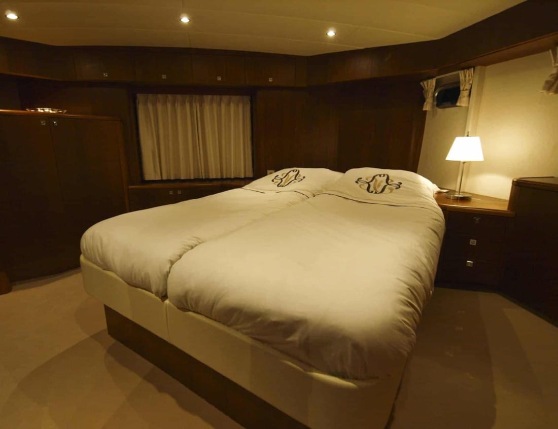 Bedroom af a Dynamic Deluxe 1500 - Dynamic Series with double bed and wood interior.