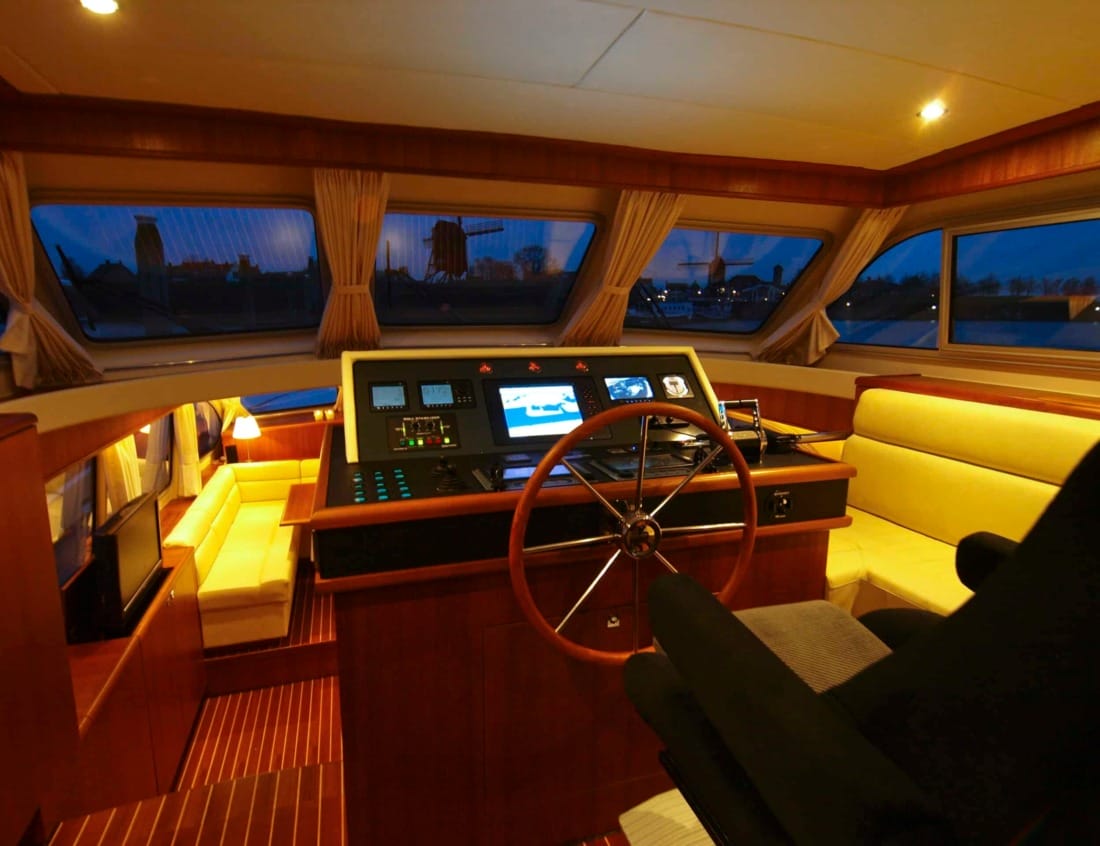 Helm station of a Dynamic Deluxe 1700 - Dynamic Series with illuminated navigation screens and controls.