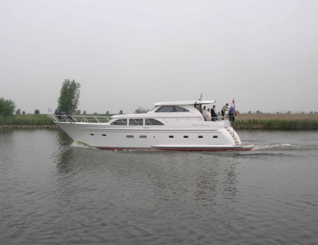 Dynamic Deluxe 1800 - Dynamic Series cruising on the water