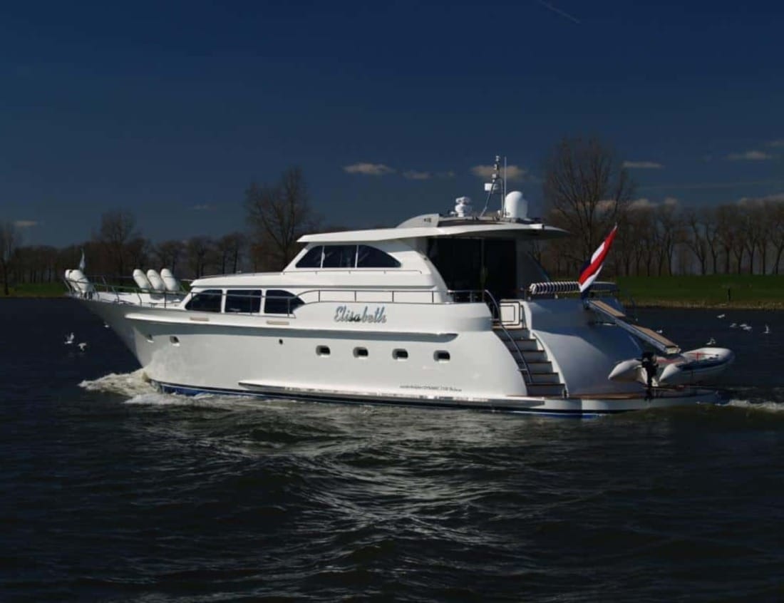 Dynamic Deluxe 2100 - Dynamic Series cruising on the water