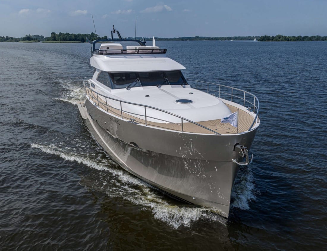 Exclusive Deluxe 2000 Sportbridge - Exclusive Series cruising on the water