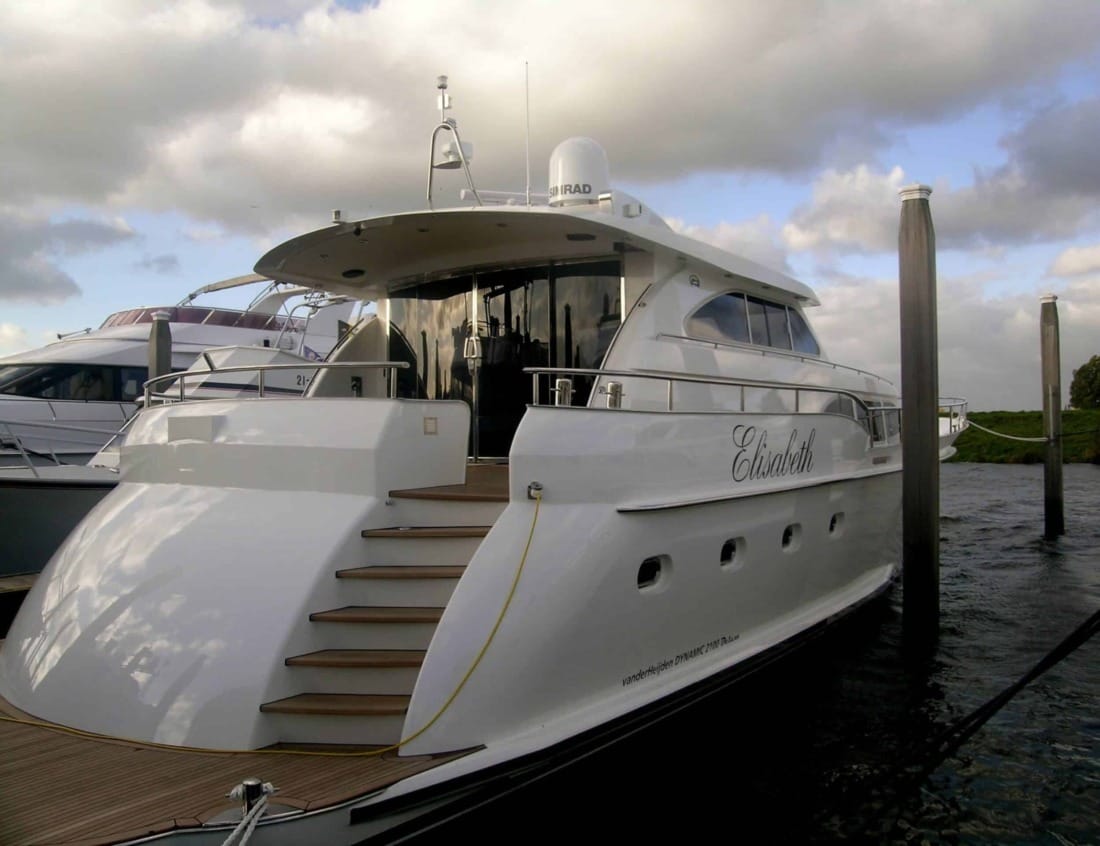 Dynamic Deluxe 2100 - Dynamic Series moored at a dock with aft stairs and swim platform.