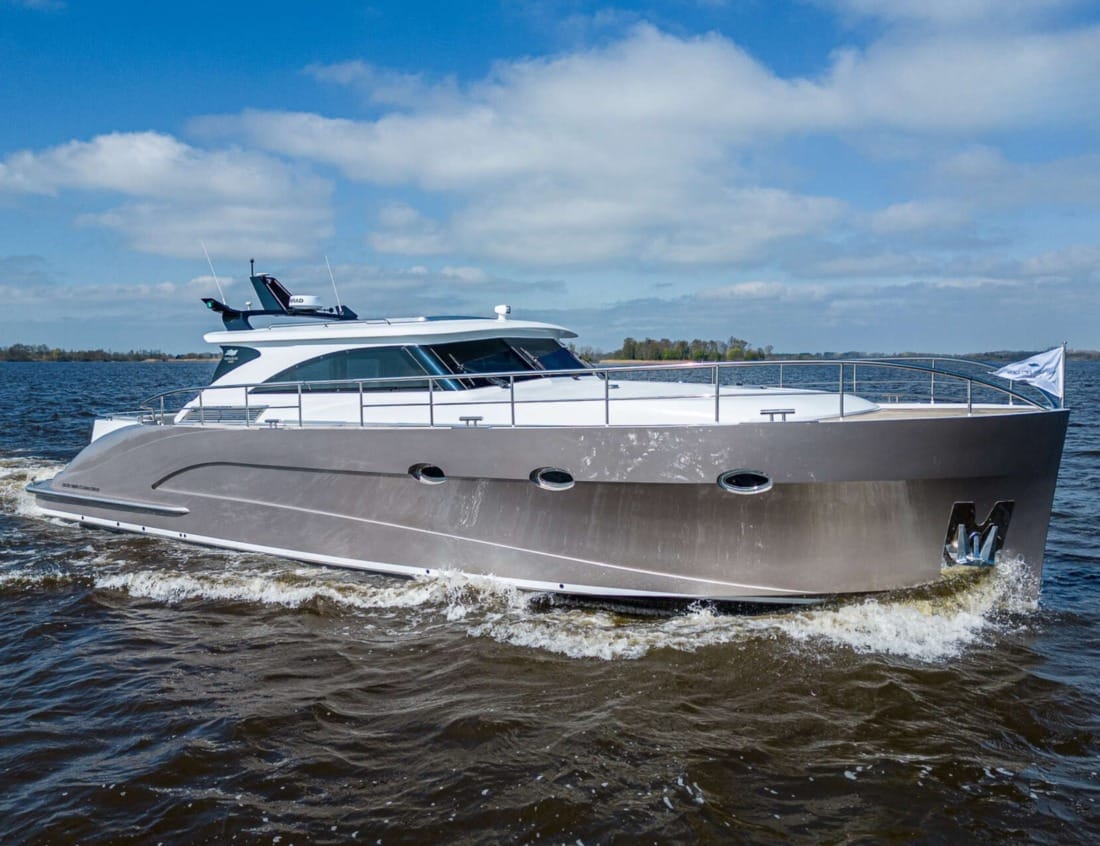 Exclusive Deluxe 1600 - Exclusive Series cruising on the water