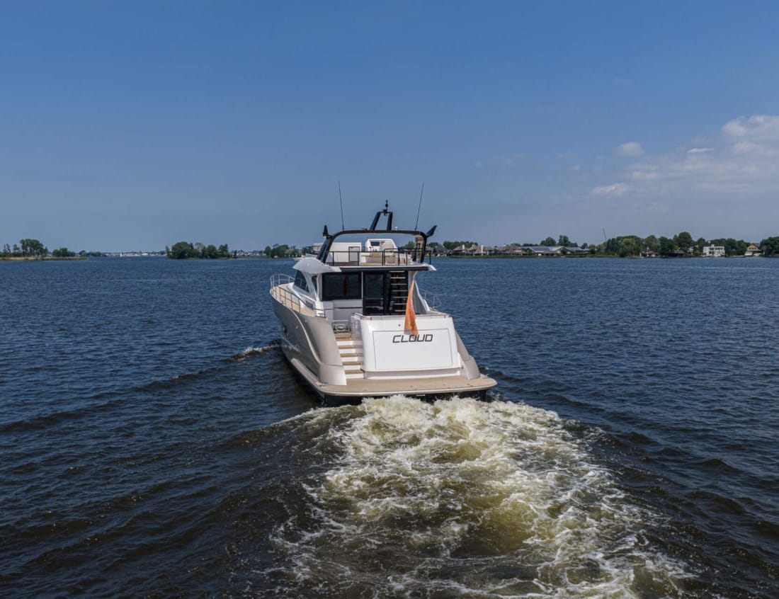 Exclusive Deluxe 2000 Sportbridge - Exclusive Series cruising on the water