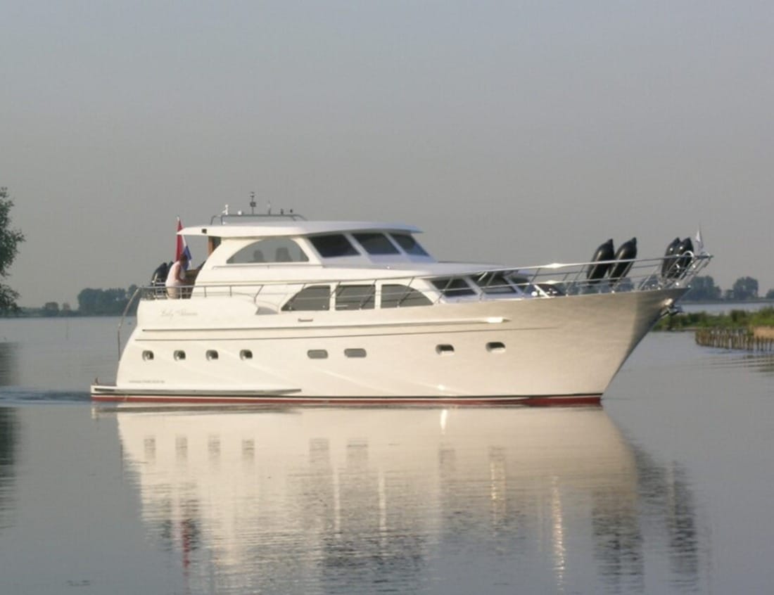 Dynamic Deluxe 1800 - Dynamic Series cruising on the water