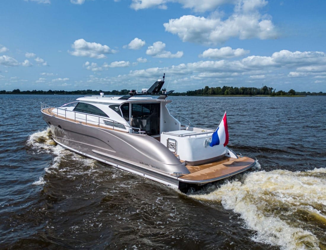 Exclusive Deluxe 1700 - Exclusive Series cruising on the water