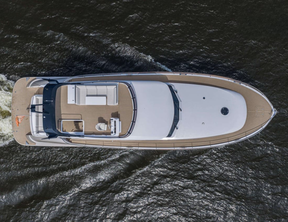 Exclusive Deluxe 2000 Sportbridge - Exclusive Series cruising on the water