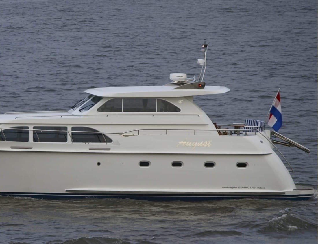 Dynamic deluxe 1700 cruising on the water