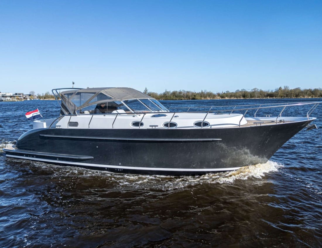 Sideview of a Cruiser 1350 - Cruiser series cruising on the water