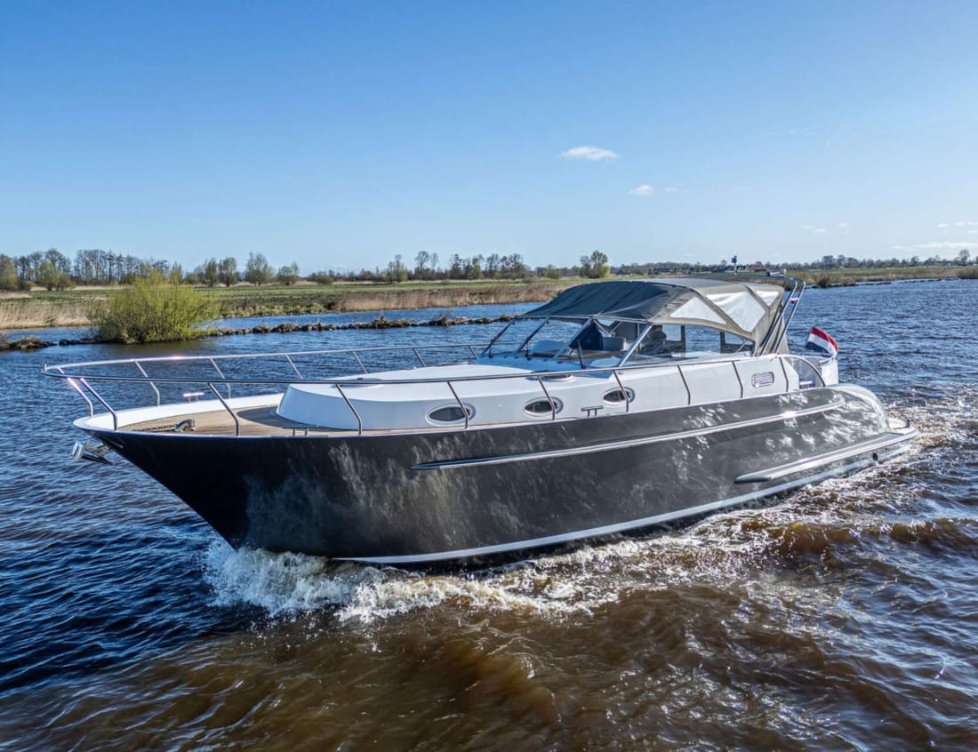 Sideview of a Cruiser 1350 - Cruiser series cruising on the water