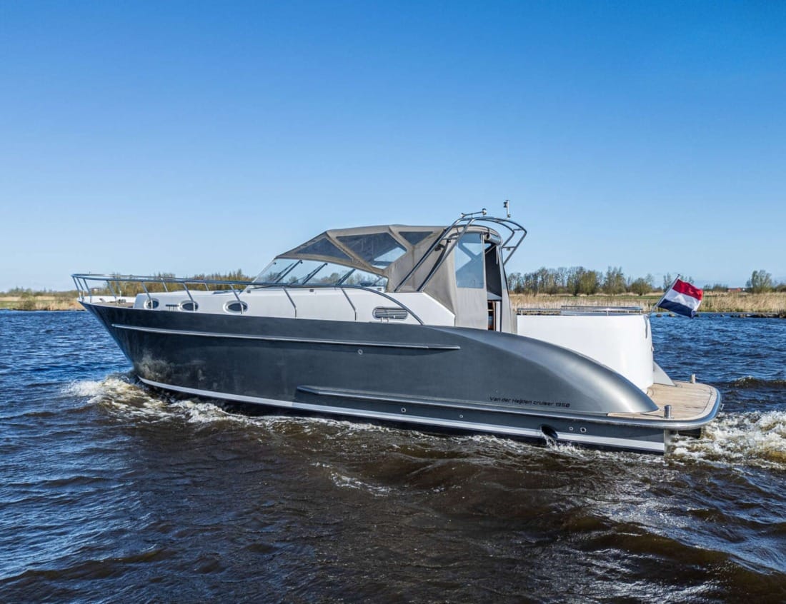 Sideview of a Cruiser 1350 - Cruiser series cruising on the water