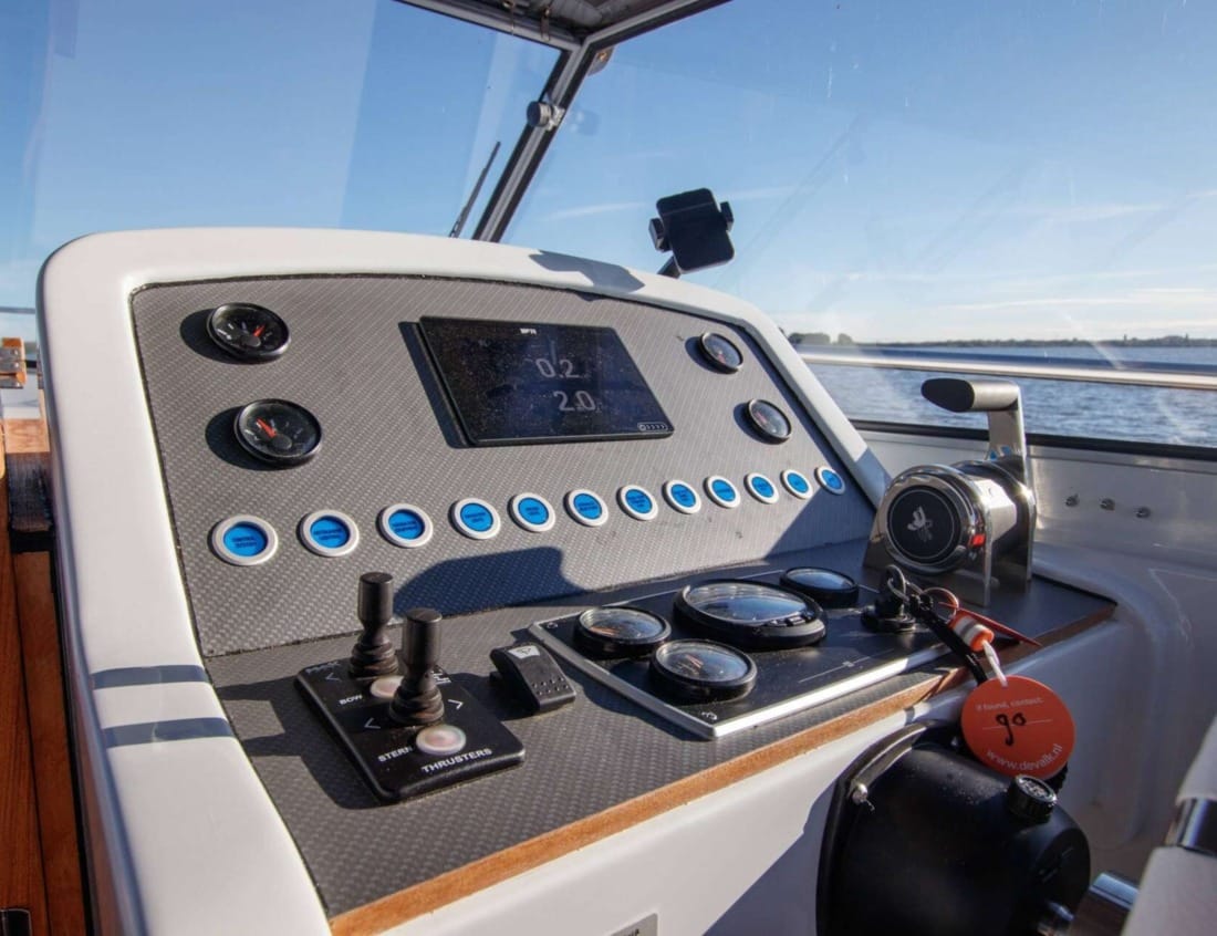 Helm station of a Cruiser 1350 - Cruiser series with navigation display, gauges and controls.