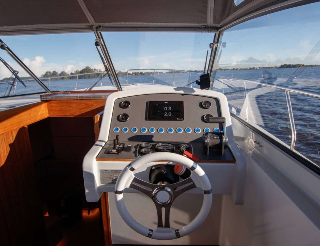 Helm station of a Cruiser 1350 - Cruiser series with navigation display, gauges and controls.